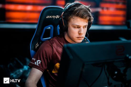 LPL互动主持小悠晒照：希望大家都能在各自的旅程继续发光