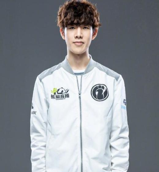 Astralis 在 PGL Astana 2025 的半决赛中以 2：1 自信地击败了 aurora 。